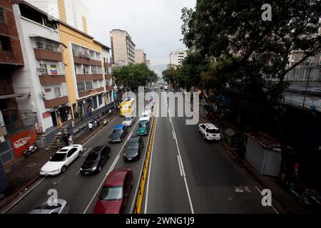 Caracas, Venezuela - 8 maggio 2014 - traffico di auto e autobus su una delle strade principali di Caracas, Venezuela Foto Stock
