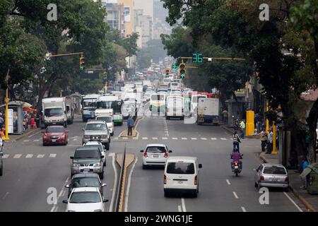 Caracas, Venezuela - 8 maggio 2014 - traffico di auto e autobus su una delle strade principali di Caracas, Venezuela Foto Stock