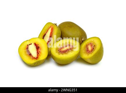 Kiwi dorati interi e tagliati (Actinidia chinensis) su sfondo bianco Foto Stock