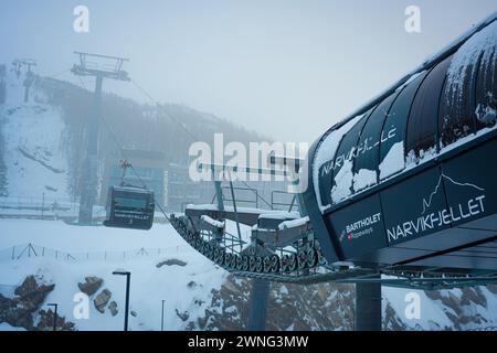 Funivia dalla stazione sciistica di Narvikfjellet vicino a Narvik, Norvegia, in un giorno invernale a febbraio. Foto Stock