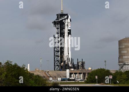 Un razzo Falcon 9 SpaceX è in fase di preparazione per lanciare la sua navicella Cargo Dragon con l'equipaggio della NASA 8 alla stazione spaziale Internazionale dal Launch Complex 39A al Kennedy Space Center, Florida, sabato 2 marzo 2024. Foto di Joe Marino/UPI credito: UPI/Alamy Live News Foto Stock