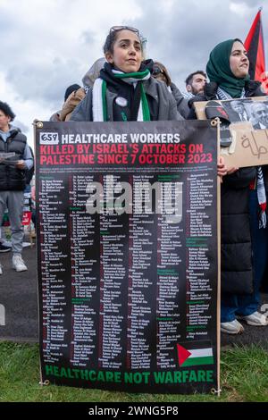 Glasgow, Scozia, Regno Unito. 2 marzo 2024. I manifestanti pro-palestinesi marciano negli Emirati Areana a Glasgow per protestare contro la partecipazione di atleti israeliani ai Campionati mondiali di atletica leggera indoor del 2024 e per chiedere un cessate il fuoco a Gaza. Crediti: R.Gass/Alamy Live News Foto Stock