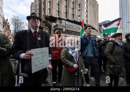 Attivisti pro Palestine fuori Barclays Bank su Tottenham Court Road protestano contro la banca che investe in aziende che forniscono armi a Israele, Regno Unito Foto Stock