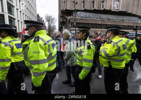 Attivisti pro Palestine fuori Barclays Bank su Tottenham Court Road protestano contro la banca che investe in aziende che forniscono armi a Israele, Regno Unito Foto Stock
