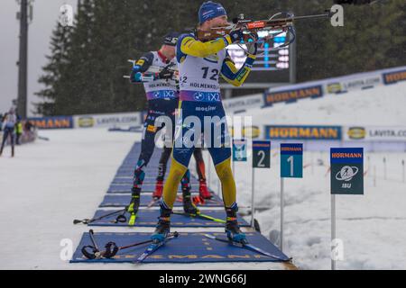 Oslo, Norvegia 02 marzo 2024, la Svezia Sebastian Samuelsson partecipa alla gara maschile di partenza di massa di 15 km che si è svolta presso il BMW IBU World Cup Biathlon di Holmenkollen Oslo, Norvegia. Crediti: Nigel Waldron/Alamy Live News Foto Stock