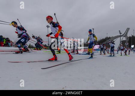 Oslo, Norvegia 02 marzo 2024, Benedikt Doll di Germania partecipa alla gara maschile di partenza di massa di 15 km che si è svolta presso il BMW IBU World Cup Biathlon di Holmenkollen Oslo, Norvegia. Crediti: Nigel Waldron/Alamy Live News Foto Stock