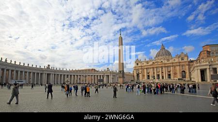 Roma, Italia, 23-02-24. Piazza San Pietro e il Vaticano con molti turisti che camminano intorno, è un luogo popolare da visitare. Foto Stock