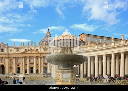 Roma, Italia, 23-02-24. La Fontana in Piazza San Pietro è stata progettata da Carlo Maderno ed è un pezzo centrale situato vicino alla Basilica e al Vaticano Foto Stock