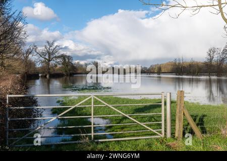 2 marzo 2024. Dopo il mese di febbraio più caldo mai registrato in Inghilterra e Galles, e il mese di febbraio più umido registrato nell'Inghilterra meridionale, ci sono molte inondazioni in alcune parti del Berkshire. Nella foto: Campi allagati vicino al fiume Lodden a Shinfield, Berkshire, Inghilterra, Regno Unito. Le piogge estreme sono più comuni e più intense a causa dei cambiamenti climatici causati dall'uomo, poiché l'aria più calda può contenere più vapore acqueo. Foto Stock