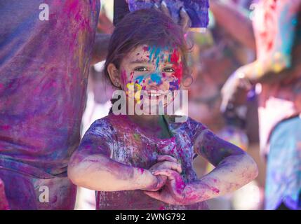 Christchurch, nuova Zelanda. 2 marzo 2024. I Revelers sono ricoperti di polveri colorate al Festival dei colori di Holi. La festa indù di Holi celebra la fine dell'inverno e l'inizio della primavera, e il trionfo del bene sul male. (Immagine di credito: © PJ Heller/ZUMA Press Wire) SOLO PER USO EDITORIALE! Non per USO commerciale! Foto Stock