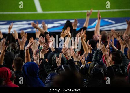 I FAN HARDCORE CULERS, HANDS, BARCELONA FC, 2019: Gli appassionati Culers di Barcellona al Camp Nou celebrano una facile vittoria su un rivale del titolo. Barcelona FC contro Sevilla FC a Camp Nou, Barcellona il 5 aprile 2017. Foto: Rob Watkins. Barca ha vinto la partita 3-0 con tre gol nei primi 33 minuti. Il gioco è stato giocato in un diluvio di pioggia durante una tempesta massiccia. Foto Stock