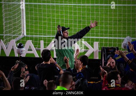 CULERS, FAN HARDCORE, BARCELONA FC, 2019: Un uomo guida gli appassionati appassionati appassionati di Culers di Barcellona al Camp Nou per celebrare una facile vittoria su un rivale del titolo. Barcelona FC contro Sevilla FC a Camp Nou, Barcellona il 5 aprile 2017. Foto: Rob Watkins. Barca ha vinto la partita 3-0 con tre gol nei primi 33 minuti. Il gioco è stato giocato in un diluvio di pioggia durante una tempesta massiccia. Foto Stock