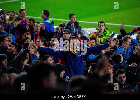 CULERS, FAN HARDCORE, BARCELONA FC, 2019: Un uomo guida gli appassionati appassionati appassionati di Culers di Barcellona al Camp Nou per celebrare una facile vittoria su un rivale del titolo. Barcelona FC contro Sevilla FC a Camp Nou, Barcellona il 5 aprile 2017. Foto: Rob Watkins. Barca ha vinto la partita 3-0 con tre gol nei primi 33 minuti. Il gioco è stato giocato in un diluvio di pioggia durante una tempesta massiccia. Foto Stock