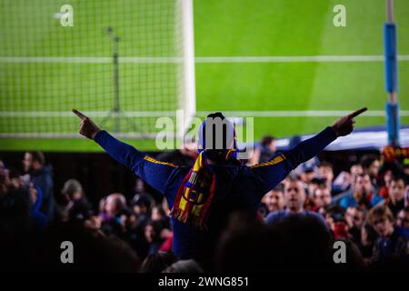 UOMO, FELPA CON CAPPUCCIO, CELEBRAZIONE, TIFOSI HARDCORE CULERS, BARCELONA FC, 2019: un fan della felpa con cappuccio celebra tra gli appassionati appassionati di Culers di Barcellona al Camp Nou mentre celebrano una facile vittoria su un rivale del titolo. Barcelona FC contro Sevilla FC a Camp Nou, Barcellona il 5 aprile 2017. Foto: Rob Watkins. Barca ha vinto la partita 3-0 con tre gol nei primi 33 minuti. Il gioco è stato giocato in un diluvio di pioggia durante una tempesta massiccia. Foto Stock