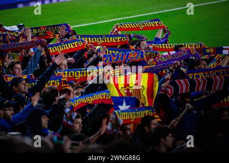 CON LE SCIARPE, I TIFOSI HARDCORE CULERS, BARCELONA FC, 2019: Gli appassionati appassionati appassionati di Culers di Barcellona al Camp Nou celebrano una facile vittoria su un rivale del titolo. Barcelona FC contro Sevilla FC a Camp Nou, Barcellona il 5 aprile 2017. Foto: Rob Watkins. Barca ha vinto la partita 3-0 con tre gol nei primi 33 minuti. Il gioco è stato giocato in un diluvio di pioggia durante una tempesta massiccia. Foto Stock