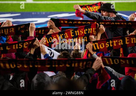 CON LE SCIARPE, I TIFOSI HARDCORE CULERS, BARCELONA FC, 2019: Gli appassionati appassionati appassionati di Culers di Barcellona al Camp Nou celebrano una facile vittoria su un rivale del titolo. Barcelona FC contro Sevilla FC a Camp Nou, Barcellona il 5 aprile 2017. Foto: Rob Watkins. Barca ha vinto la partita 3-0 con tre gol nei primi 33 minuti. Il gioco è stato giocato in un diluvio di pioggia durante una tempesta massiccia. Foto Stock