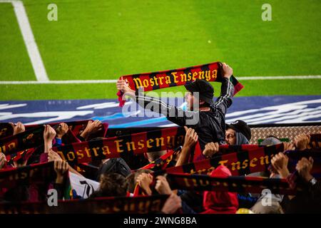 CON LE SCIARPE, I TIFOSI HARDCORE CULERS, BARCELONA FC, 2019: Gli appassionati appassionati appassionati di Culers di Barcellona al Camp Nou celebrano una facile vittoria su un rivale del titolo. Barcelona FC contro Sevilla FC a Camp Nou, Barcellona il 5 aprile 2017. Foto: Rob Watkins. Barca ha vinto la partita 3-0 con tre gol nei primi 33 minuti. Il gioco è stato giocato in un diluvio di pioggia durante una tempesta massiccia. Foto Stock