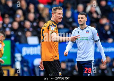 Michael Morrison #5 del Cambridge United gesticolates durante la partita Sky Bet League 1 tra Bolton Wanderers e Cambridge United al Toughsheet Stadium di Bolton, sabato 2 marzo 2024. (Foto: Mike Morese | mi News) crediti: MI News & Sport /Alamy Live News Foto Stock