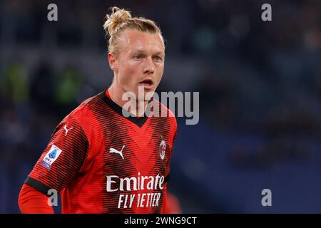 Simon Kjaer del Milan guarda durante la partita di calcio di serie A SS Lazio - AC Milan allo Stadio Olimpico il 1° marzo 2024 a Roma. Foto Stock