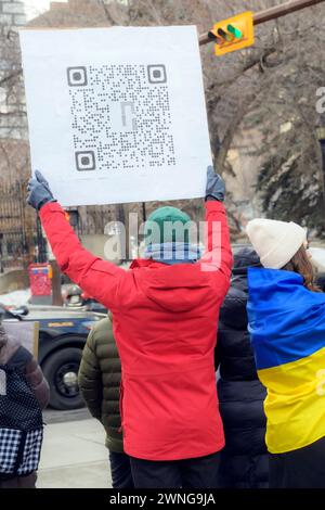 Ucraini con un cartello QR code nella piazza municipale di Calgary, segnano due anni dall'inizio della guerra. 24 febbraio 2024, Alberta, Canada. Foto Stock