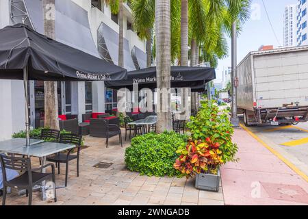 L'esterno del ristorante cittadino su Collins Avenue presenta tavoli elegantemente allestiti, pronti ad accogliere i clienti. Miami Beach. STATI UNITI. Foto Stock