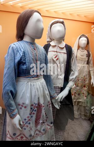 Costume tradizionale greco del Pelopponese, Grecia, come esposto nel Museo del Folklore nella città di Nauplia, Grecia, Europa. Foto Stock