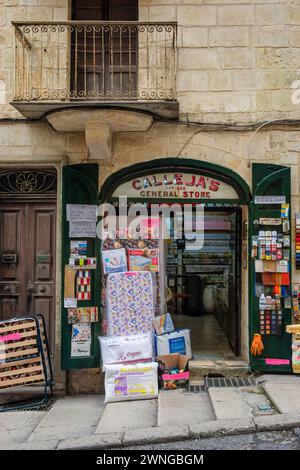 Un tipico esempio di piccolo negozio maltese, il Calleja's General Store in St Paul Street, la Valletta, è in attività dal 1888 Foto Stock