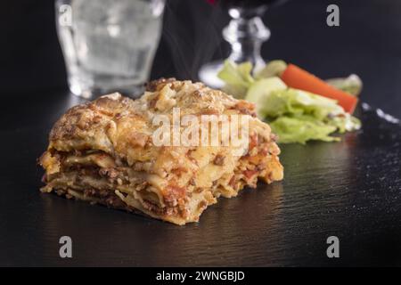 Lasagne fresche su Black Slate Foto Stock