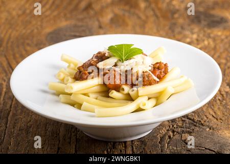 Tagliatelle maccheroni con salsa bolognese Foto Stock