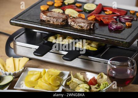 Swiss Raclette con carne e verdure Foto Stock