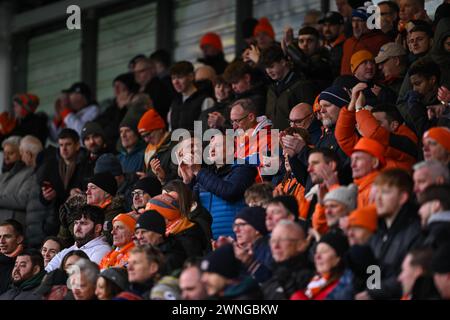 Tifosi del Blackpool durante la partita Sky Bet League 1 Shrewsbury Town vs Blackpool a Croud Meadow, Shrewsbury, Regno Unito, 2 marzo 2024 (foto di Craig Thomas/News Images) Foto Stock