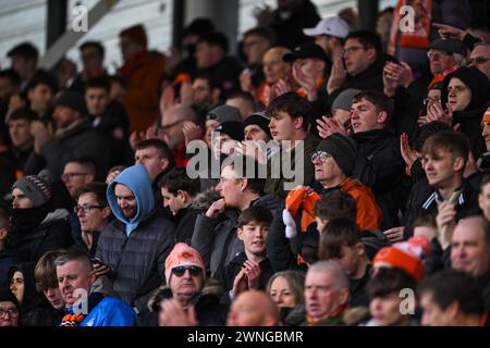 Tifosi del Blackpool durante la partita Sky Bet League 1 Shrewsbury Town vs Blackpool a Croud Meadow, Shrewsbury, Regno Unito, 2 marzo 2024 (foto di Craig Thomas/News Images) Foto Stock