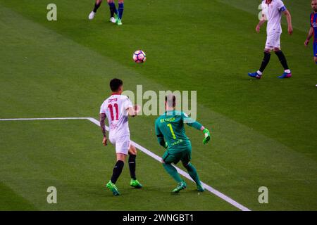 TER STEGEN, BARCELONA FC, 2017: Ter Stegen libera la palla sotto pressione di Correa. Barcelona FC contro Sevilla FC a Camp Nou, Barcellona il 5 aprile 2017. Foto: Rob Watkins. Barca ha vinto la partita 3-0 con tre gol nei primi 33 minuti. Il gioco è stato giocato in un diluvio di pioggia durante una massiccia tempesta primaverile. Foto Stock