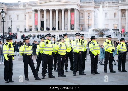 Londra, Regno Unito. 2 marzo 2024. La polizia di Trafalgar Square si prepara a far rispettare un ordine di dispersione della sezione 35 sui sostenitori palestinesi che protestano contro la guerra di Israele a Gaza. Crediti: Ron Fassbender/Alamy Live News Foto Stock
