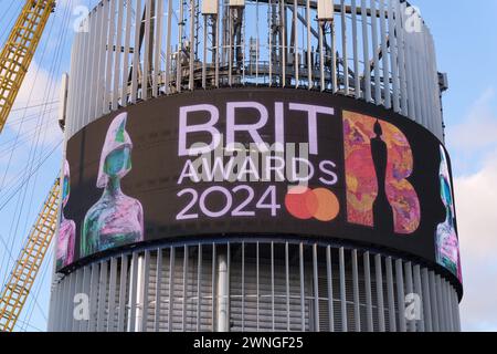 Londra, Regno Unito. 2 marzo 2024. Le pubblicità dei Brit Awards 2024 vengono visualizzate sullo schermo LED, The O2 Arena, Greenwich London. Credito: Xiu Bao/Alamy Live News. Foto Stock
