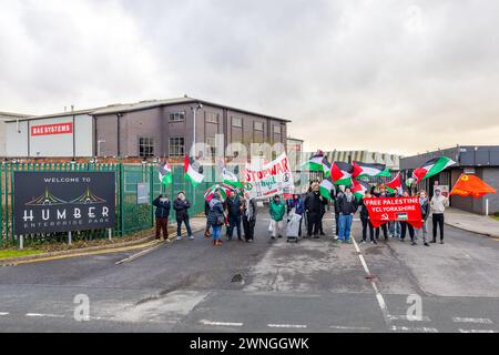 Brough, Regno Unito. 02 MAR, 2024. I manifestanti pro palestinesi radunati si schierano fuori dai cancelli della fabbrica BAE di Brough, parte dell'Humber Enterprise Park, possono essere visti tenendo sia la bandiera palestinese che il Partito Comunista di Gran Bretagna e vari striscioni. Storia: Una protesta organizzata dai membri della Lega dei giovani comunisti fuori dalla fabbrica dei sistemi BAE a Brough, 19 miglia a ovest di Hull. La fabbrica è stata utilizzata nello sviluppo degli F-35 utilizzati dal governo israeliano. Circa 33 manifestanti non arrestano. Credito Milo Chandler/Alamy Live News Foto Stock