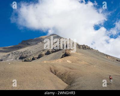 Champery, Svizzera - 10 settembre 2023: Un escursionista che scende dal picco dell'alta cime attraverso terre desolate Foto Stock