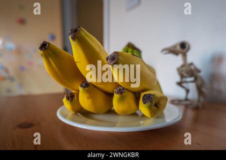 Frutta fresca di banana matura sul tavolo del soggiorno. Foto Stock