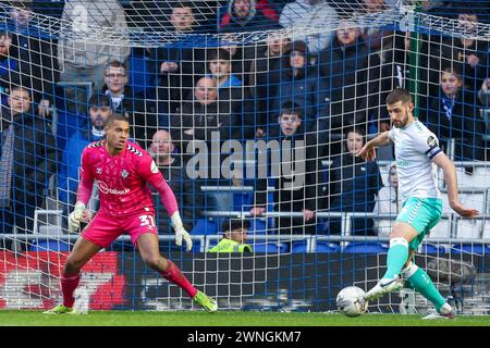 Birmingham, Regno Unito. 2 marzo 2024. Jack Stephens del Southampton gioca la palla in tutta la zona osservata dal portiere Gavin Bazunu durante la partita del campionato EFL Sky Bet tra Birmingham City e Southampton a St Andrews, Birmingham, Inghilterra, il 2 marzo 2024. Foto di Stuart Leggett. Solo per uso editoriale, licenza richiesta per uso commerciale. Non utilizzare in scommesse, giochi o pubblicazioni di singoli club/campionato/giocatori. Crediti: UK Sports Pics Ltd/Alamy Live News Foto Stock