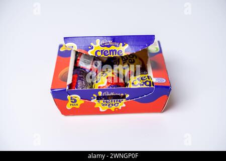 Norwich, Norfolk, Regno Unito – 02 marzo 2024. Una scatola aperta di 5 uova Cadbury Creme isolate su sfondo bianco Foto Stock