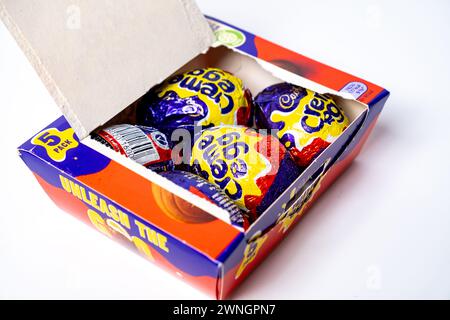 Norwich, Norfolk, Regno Unito – 02 marzo 2024. Una scatola aperta di 5 uova Cadbury Creme isolate su sfondo bianco Foto Stock