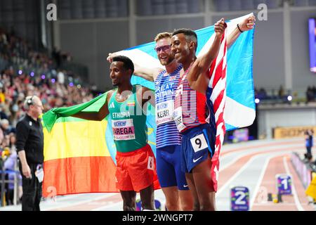 Selemon Barega dell'Etiopia, Josh Kerr della Gran Bretagna e Yared Nugese degli Stati Uniti celebrano la vittoria dei 3000 metri del MNE durante il secondo giorno dei Campionati mondiali di atletica indoor all'Emirates Arena di Glasgow. Data foto: Sabato 2 marzo 2024. Foto Stock