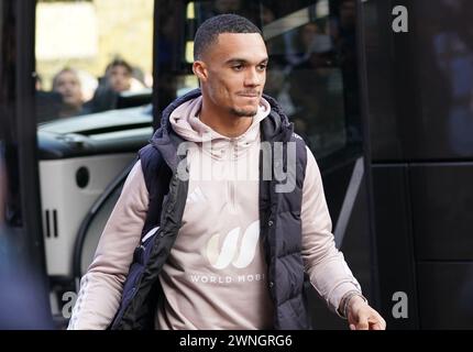 LONDRA, INGHILTERRA - 2 MARZO: Antonee Robinson del Fulham entra nel Craven Cottage prima della partita di Premier League tra Fulham e Brighton & Hove Albion al Craven Cottage il 2 marzo 2024 a Londra, Inghilterra. (Foto di Dylan Hepworth/MB Media) Foto Stock