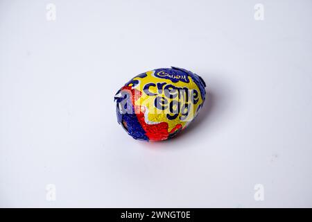 Norwich, Norfolk, Regno Unito – 02 marzo 2024. Un uovo Cadbury Creme isolato su un semplice sfondo bianco Foto Stock