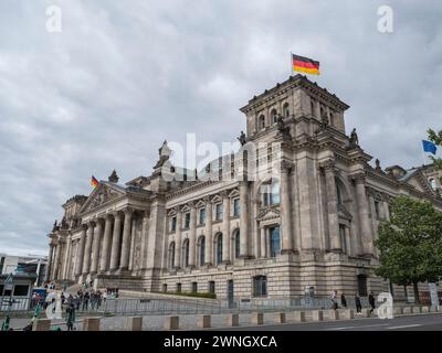 Il Reichstagsgebäude (edificio del Reichstag), edificio governativo legislativo a Platz der Republik, Berlino, Germania. Foto Stock