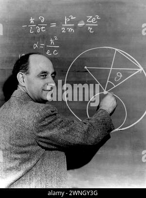 Ritratto fotografico d'epoca, il fisico italiano Enrico fermi alla lavagna. intorno al 1950 Foto Stock