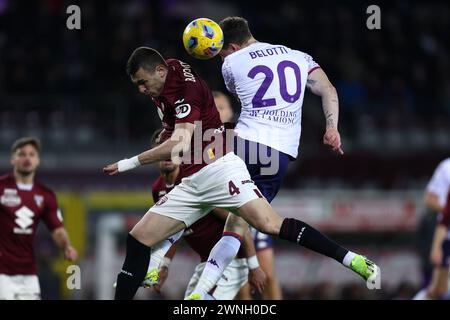 Torino, Italia. 2 marzo 2024. Andrea Belotti dell'ACF Fiorentina e Alessandro Buongiorno del Torino FC combattono per il pallone durante la partita di serie A tra Torino FC e ACF Fiorentina allo Stadio Olimpico il 2 marzo 2024 a Torino. Crediti: Marco Canoniero/Alamy Live News Foto Stock