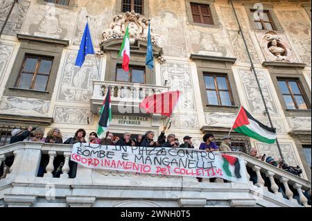 2 marzo 2024, Pisa, Italia: lo striscione con la scritta "Pisa in piazza contro bombe e manganelli per coordinamento collettivi" è esposto di fronte alla Scuola normale di Pisa per la manifestazione organizzata dal coordinamento degli studenti delle scuole medie per chiedere un cessate il fuoco in Palestina e protestare contro la polizia accuse contro studenti minorenni lo scorso 23 febbraio a Pisa. Migliaia di partecipanti hanno partecipato alla manifestazione promossa a Pisa dal coordinamento degli studenti delle scuole medie dopo gli attentati della polizia contro la marcia studentesca del 23 febbraio in cui 17 persone Foto Stock