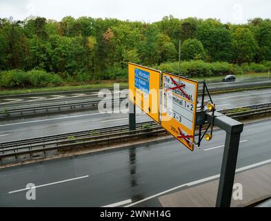 Veduta aerea di un cartello di direzione dell'autostrada sopraelevata con città come Urzburg Kassel, Basilea e Francoforte, con i terminal 1 e 2 aperti, che offrono una guida chiara per i viaggiatori sulla strada Foto Stock