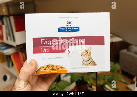 Brema, Germania 10 dicembre 2023: Hand Holds Hills' Prescription Diet Digestive Care, specializzato per gatti con problemi di digestione. Pacchetto facile da aprire per gli ordini online Foto Stock